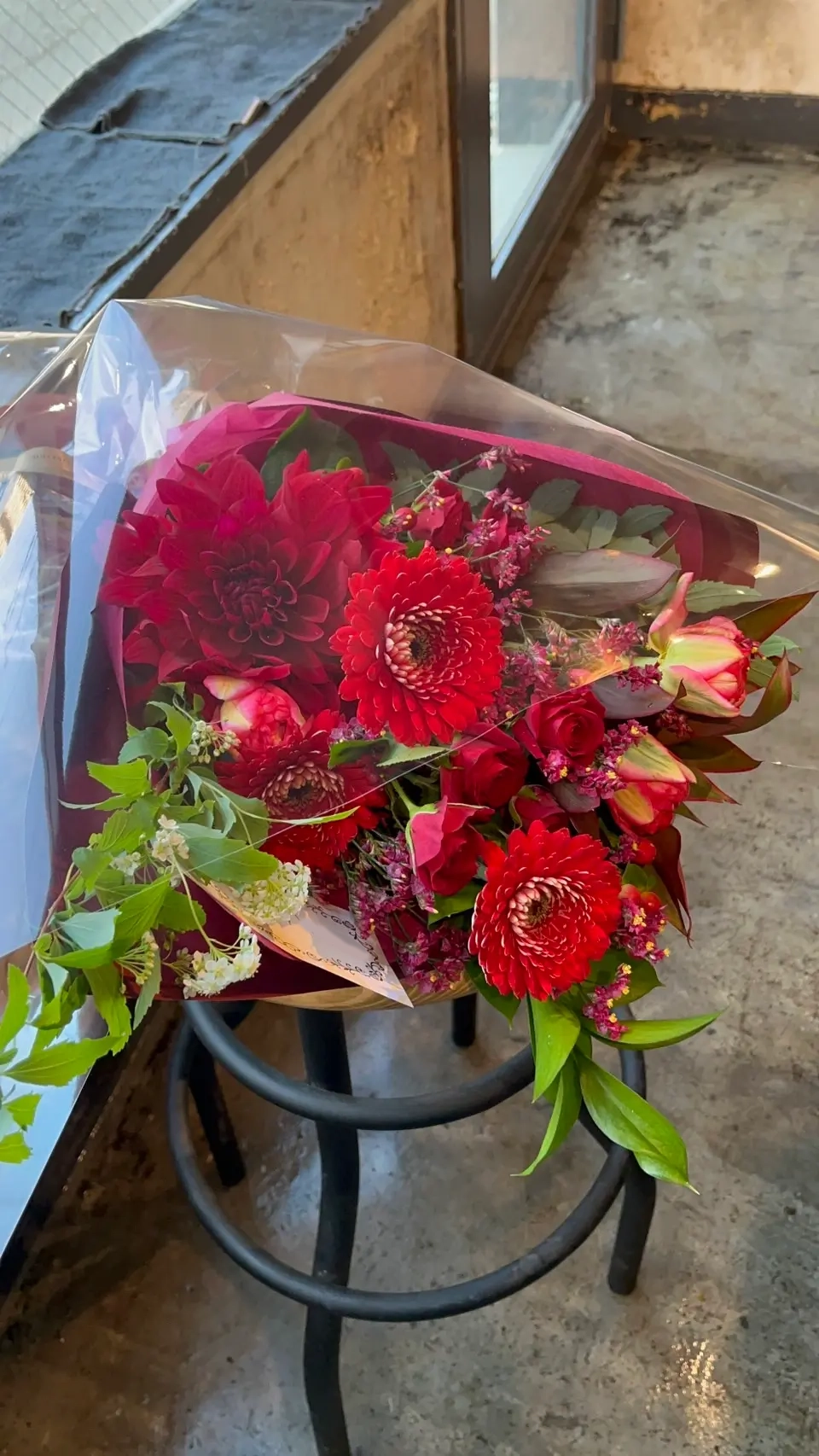 札幌の花屋の赤系の花束